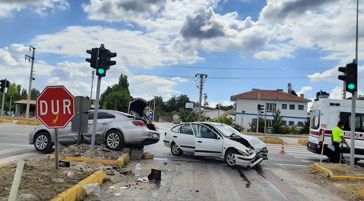Konya’da iki otomobil çarpıştı: 3 kişi yaralandı
