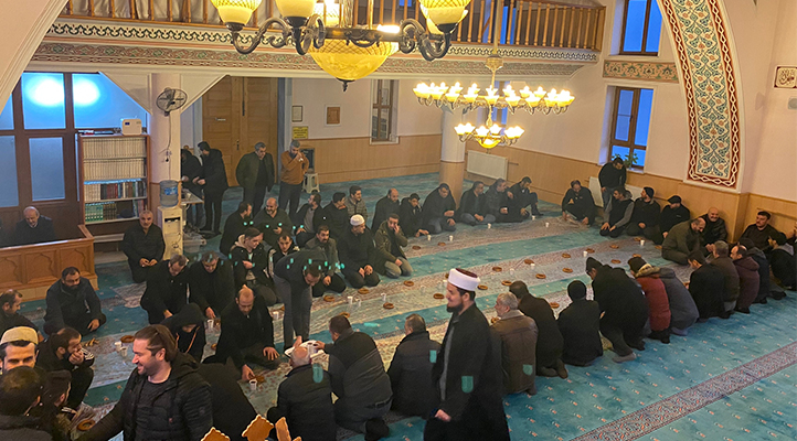 Tekstil Pazarı esnafı her cuma, sabah namazında buluşuyor