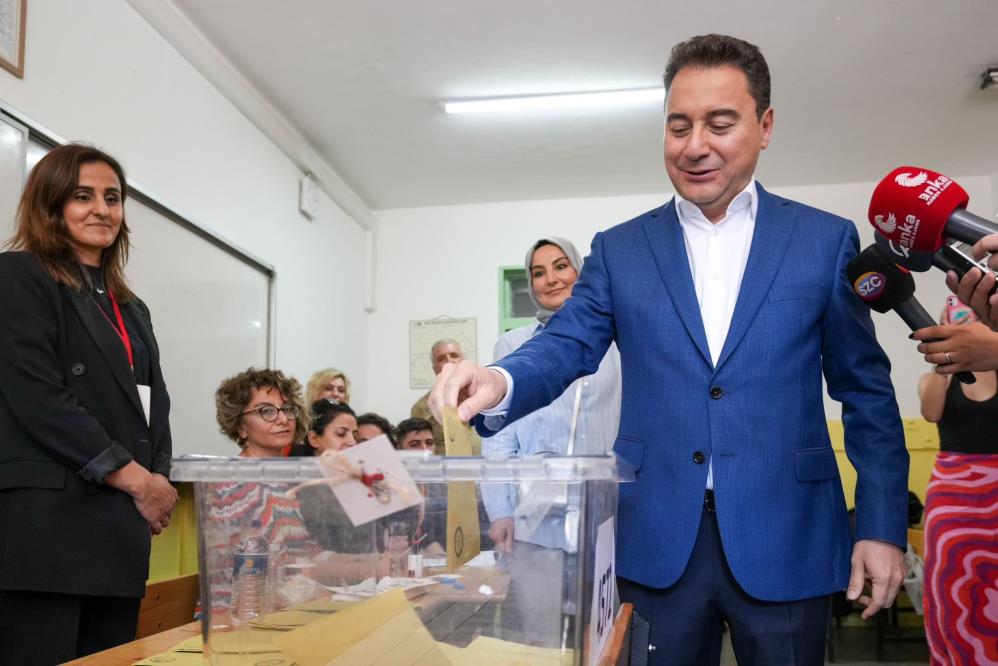 DEVA Partisi lideri Babacan ve eşi oylarını kullandı