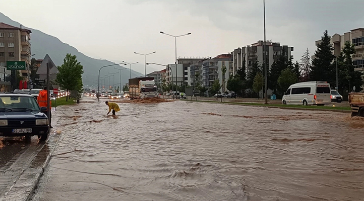 TIKLA- İZLE! Konya’da sağanak etkili oluyor! Beyşehir’de yollar göle döndü