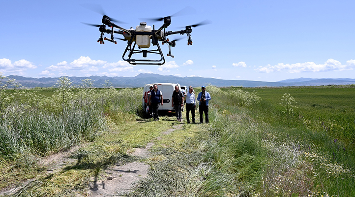 Konya’nın Seydişehir ilçesinde, belediye tarım arazilerini drone kullanarak ilaçladı