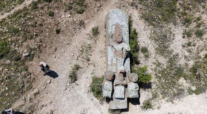 Konya’da bulunan ve 3 bin 500 yıldır yerde yatan dünyanın en büyük anıtı ayağa kaldırılacağı günü bekliyor