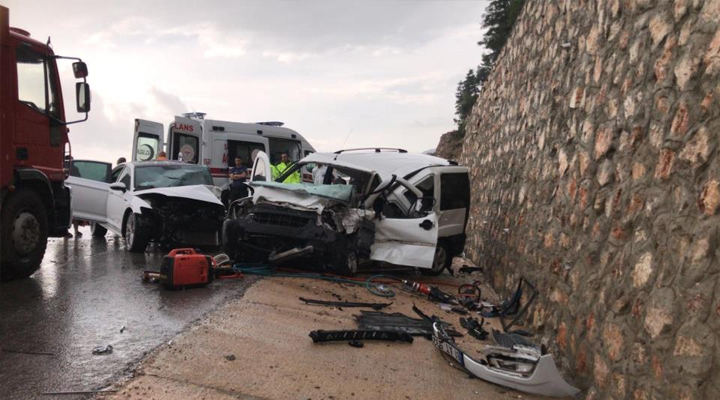 Antalya- Seydişehşir yolunda iki araç kafa kafaya çarpıştı: 1 ölü, 6 yaralı