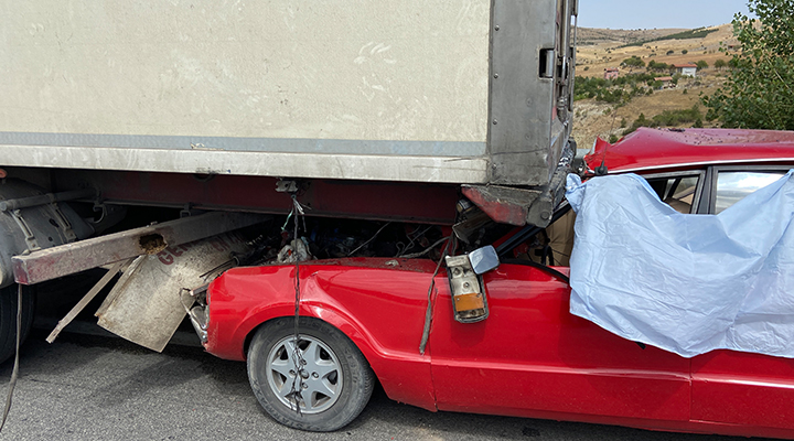 Konya’da otomobil tıra arkadan çarptı: 1 ölü, 1 yaralı