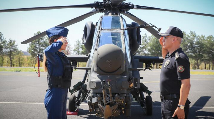 Türkiye’nin ilk kadın taarruz helikopter pilotu, Diyarbakır semalarında uçtu
