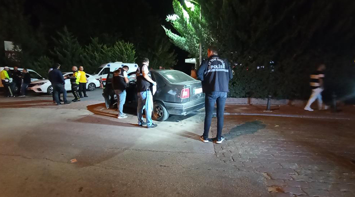 Konya’da husumetlilerinin evinin önüne gidip silahlı saldırıya uğrayan kişi, otomobiliyle hastaneye gitti