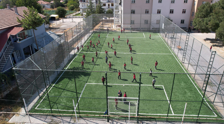 Konya Büyükşehir, Ereğli’de 8 okula halı saha kazandırdı