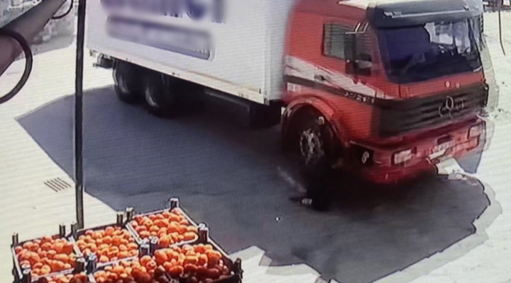 Konya’da hareket halindeki kamyona binmek isteyen kişi, canından oldu!