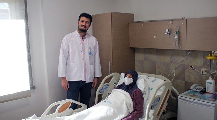 Konya’da karın ağrısı şikayetiyle hastaneye giden kadının karnından 4,5 kilogramlık kitle çıkarıldı