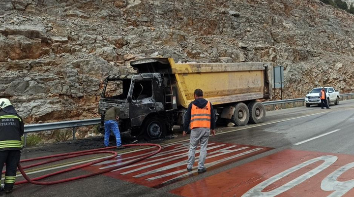 Konya’da kireç taşı yüklü hafriyat kamyonu seyir halindeyken yandı