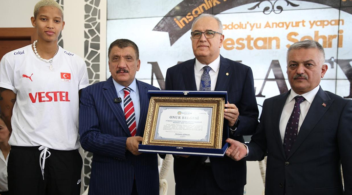 Melissa Vargas’a Malatya’da onur belgesi verildi