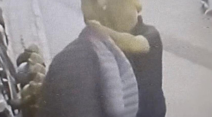 Fatih’te montu cansız mankenle çalmaya kalkan kişi iş yeri sahibine yakalandı