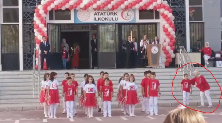 29 Ekim gösterisinde bir öğrenciye yapılan muamele sosyal medyada büyük tepki çekti!