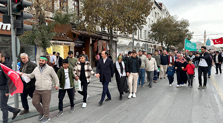 Konya’da insan zinciri oluşturan grup, İsrail’in Gazze’ye saldırılarına tepki gösterdi
