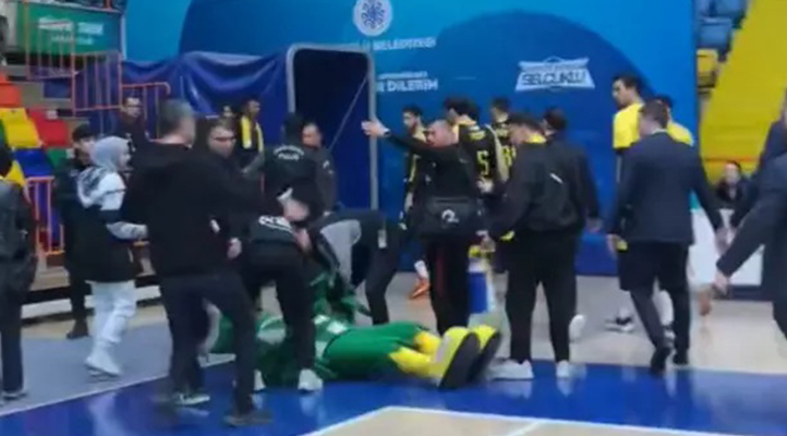 Konyaspor maskotu kavgaya karıştı!