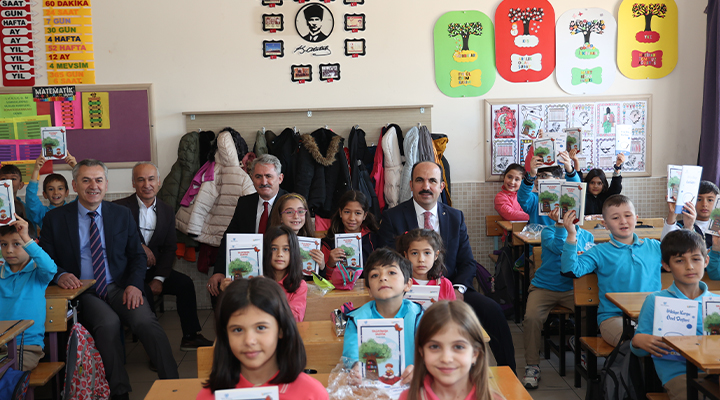 Başkan Altay ‘Başarmaya Hazırım’ projesinde 3. sınıf öğrencilerine hikaye kitabı dağıttı