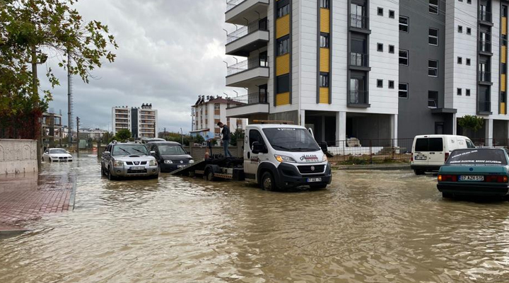 Antalya’da yağış hayatı olumsuz etkiledi: Araçlar yolda kaldı, evleri su bastı