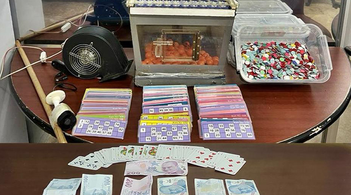 Konya’da polis ekiplerinin düzenlediği operasyonlarda çok sayıda kaçak silah ve uyuşturucu ele geçirildi!
