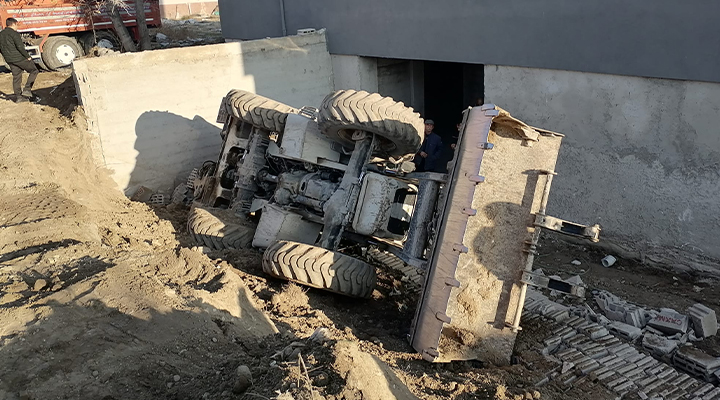 Konya’da devrilen kepçenin altında kalan operatör yaralandı