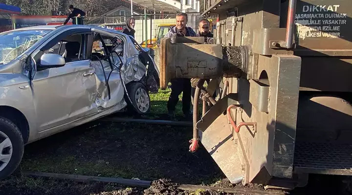 Bir aile dehşeti yaşadı! Tren, otomobili 30 metre sürükledi