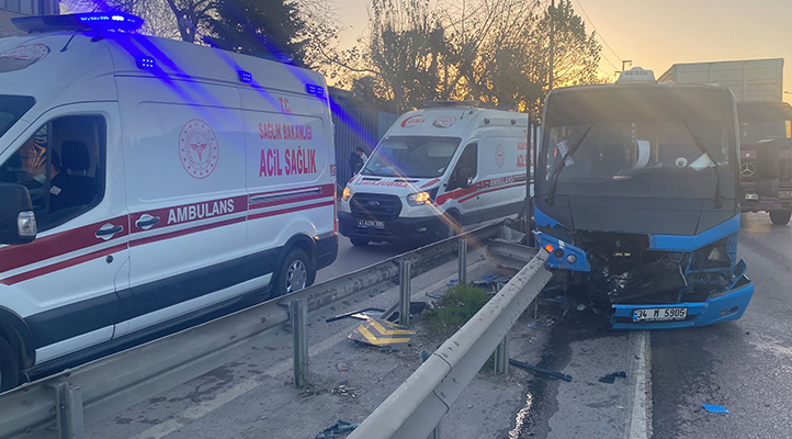 Bariyerlere çarpan minibüsteki 15 yolcu yaralandı