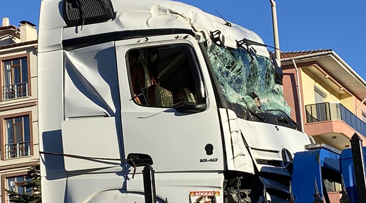 Konya’da kontrolden çıkan tır ağaca çarptı: 1 yaralı