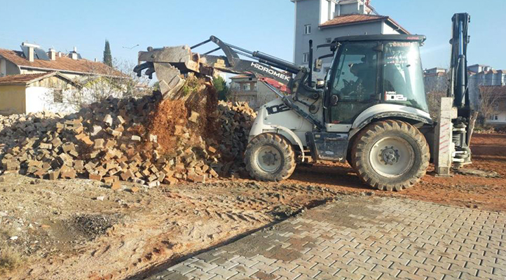 Çorum’da yüklenici firma parasını alamayınca sokaklara döşediği kaldırım taşlarını kepçe ile söktü