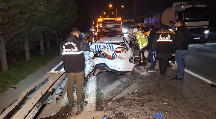 Kaçak göçmenleri taşıyan araç, polis aracına çarptı: 4’ü polis, 18 yaralı