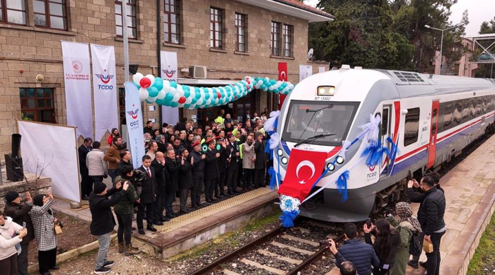 Burdur 15 yıl sonra yolcu trenine Güller Ekspres ile kavuştu
