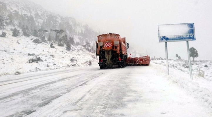 Antalya-Konya kara yolu kar sebebiyle bekletilen tırların geçişine açıldı