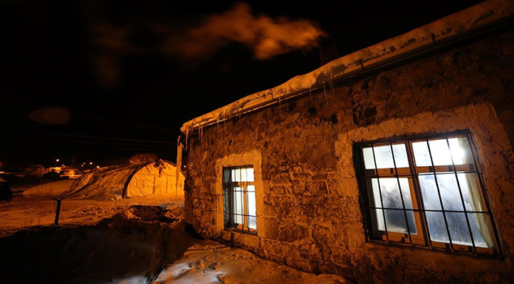 Sıcaklığın gece eksi 33’e düştüğü Ardahan Çıldır’da hayat dondu