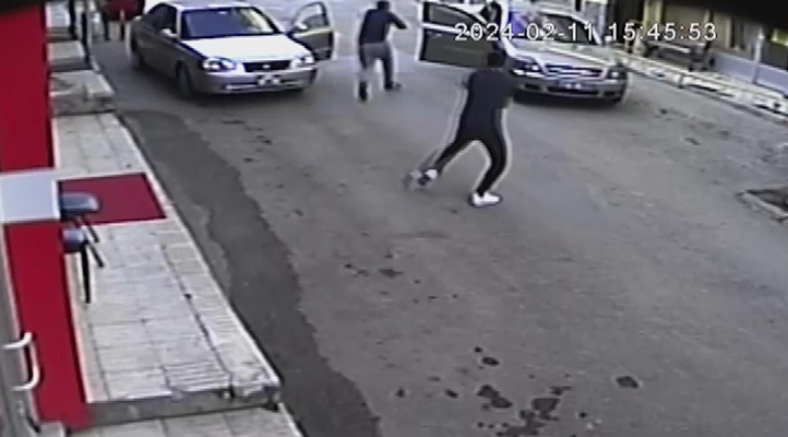 Konya’da husumetlisini silahla yaralayan şahsın o anları güvenlik kamerasına yansıdı
