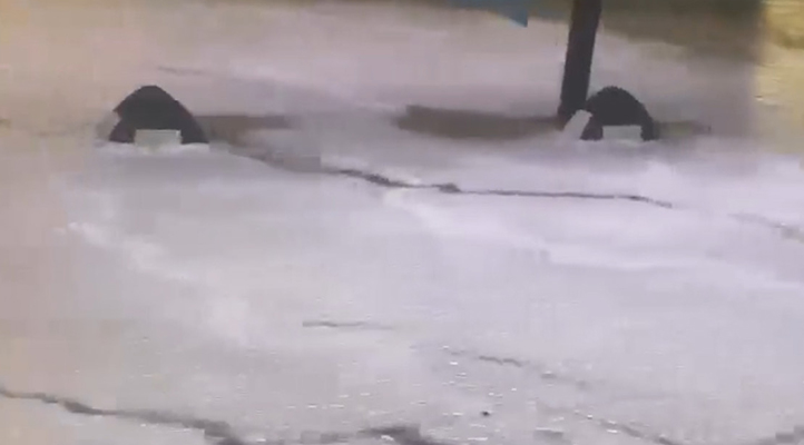 Çeşme, dolu yağışı ile beyaza büründü