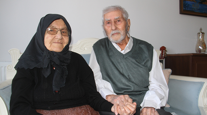 Konya’da 77 yıldır aynı yastığa baş koyan çift, birbirlerine ilk günkü gibi sevgiyle bağlı