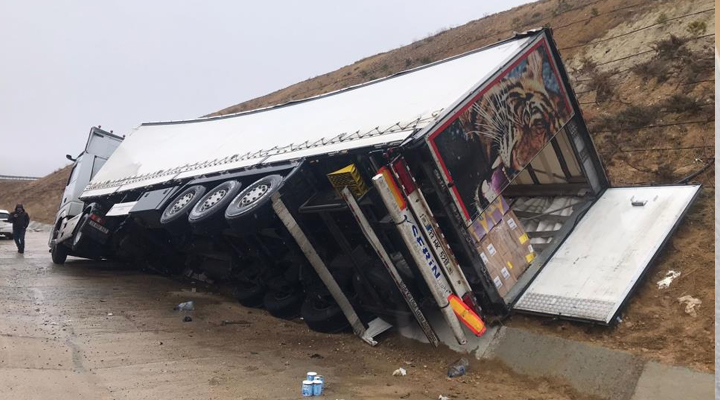 Konya’da kontrolden çıkan tır şarampole devrildi: 1 yaralı