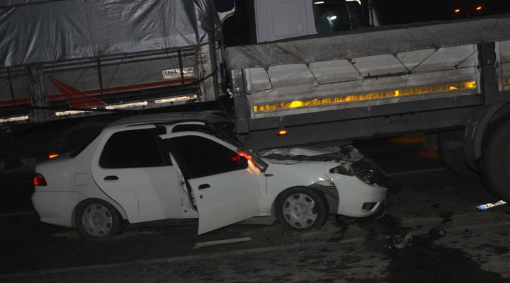 Konya’da kırmızı ışıkta bekleyen tıra otomobil çarptı: 3 yaralı