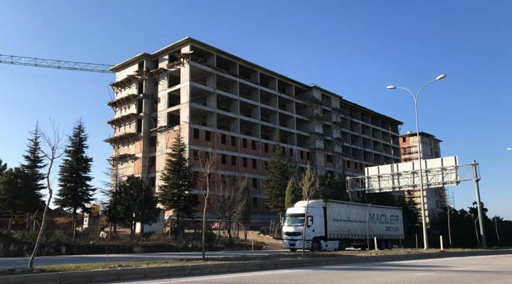 Kafasına kalas düşen işçi hayatını kaybetti