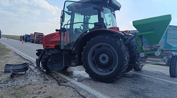 Konya’da traktörle çarpışan otomobildeki 2 kişi öldü, 3 kişi yaralandı