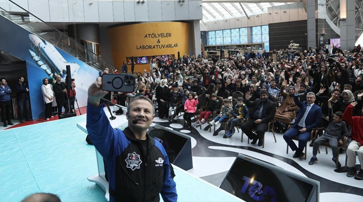 Alper Gezeravcı uzay yolculuğu sonrası ilk gençlik buluşmasını Konya Bilim Merkezi’nde yaptı