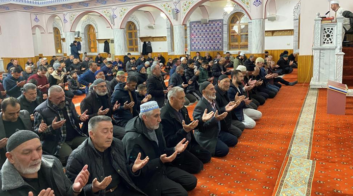 Kulu’da Berat Kandilinde vatandaşlar camileri doldurdu