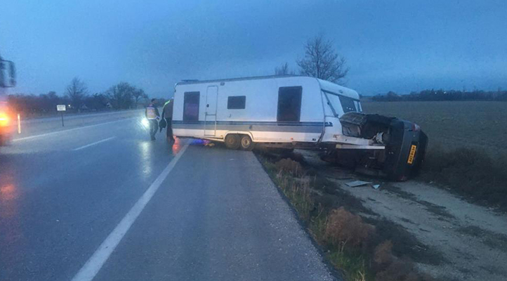 Konya’da karavanın bağlı otomobilin şarampole devrildiği kazada 1 kişi yaralandı