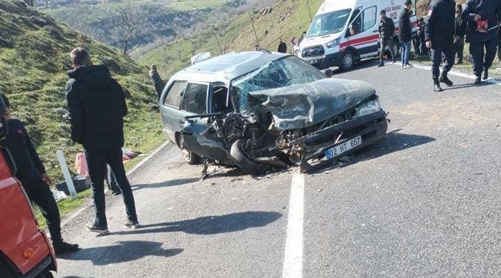 Diyarbakır’da otomobiller kafa kafaya çarpıştı: 1 ölü, 2 yaralı