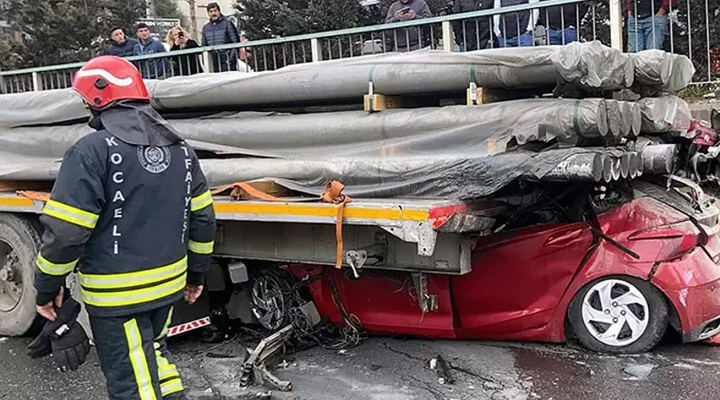 Demir yüklü tıra çarpan sürücü feci şekilde can verdi!