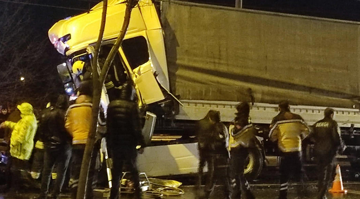 Konya’da 4 tırın karıştığı zincirleme kazada 1 kişi öldü, 3 kişi yaralandı