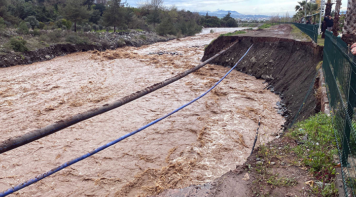 Osmaniye’de şiddetli yağış; dere kenarındaki toprak yol çöktü, bent yıkıldı