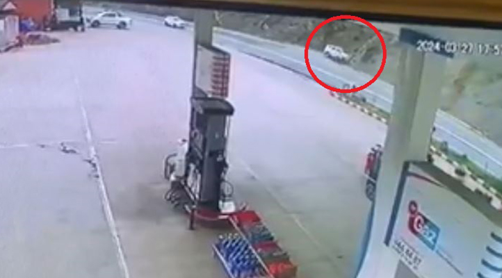 Artvin’de yamaca çarpan otomobildeki 2 gazeteciden 1’i öldü, 1’i ağır yaralandı; kaza anı kamerada