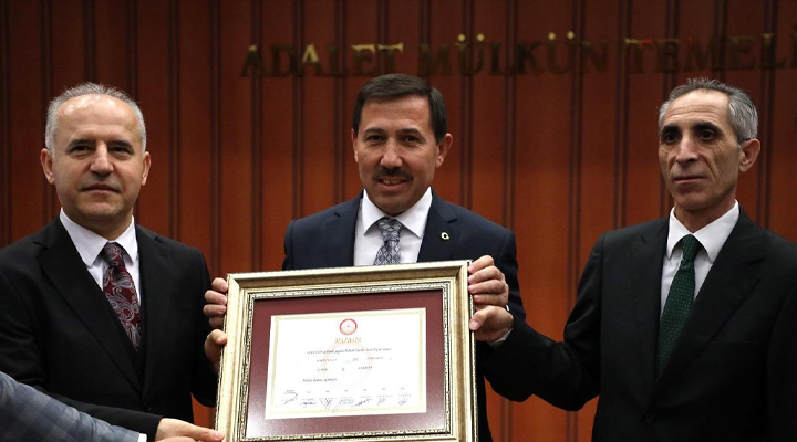 Karatay Belediye Başkanı Hasan Kılca, mazbatasını aldı