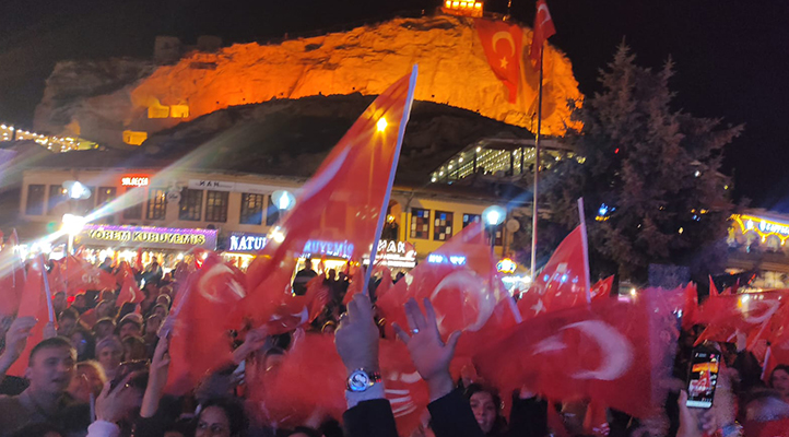 YSK, Ürgüp’te seçimlerin yenilenmemesine karar verdi; vatandaşlar sokağa çıkarak kutlama yaptı