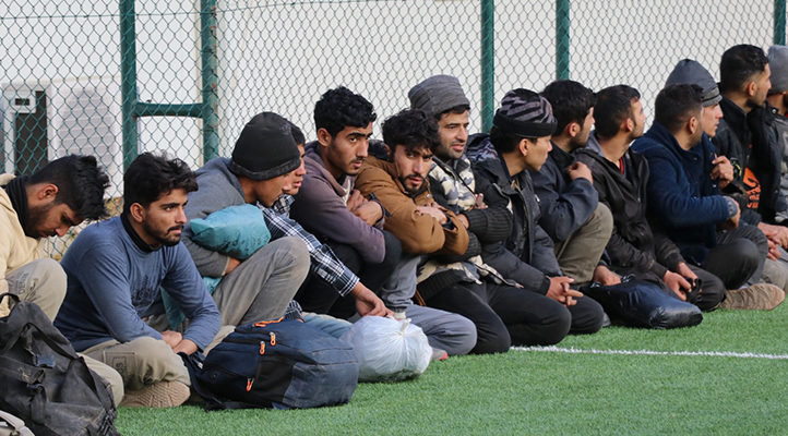Bakır yüklü tırın dorsesinden 64 kaçak göçmen çıktı