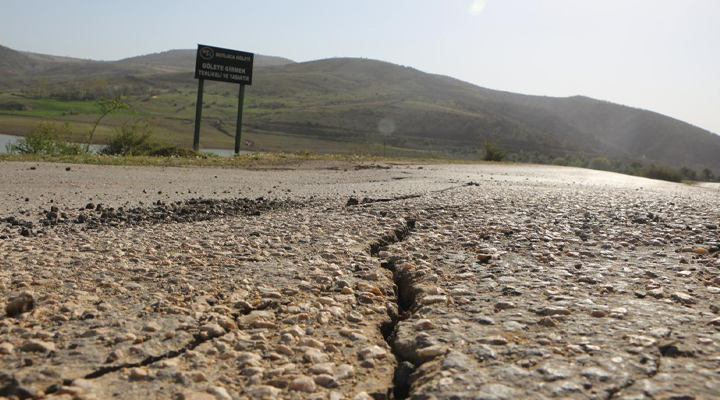 Tokat’ta bazı yollarda çatlaklar oluştu